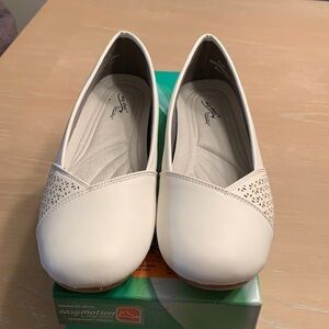 Women’s Easy street Comfort Wave loafers/ flats 6